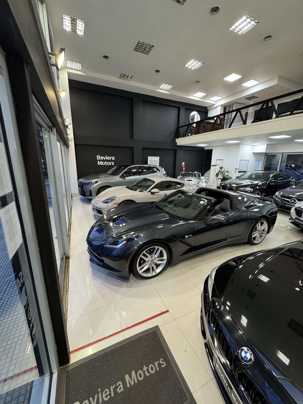 Interior del showroom de Baviera Motors con autos exhibidos
