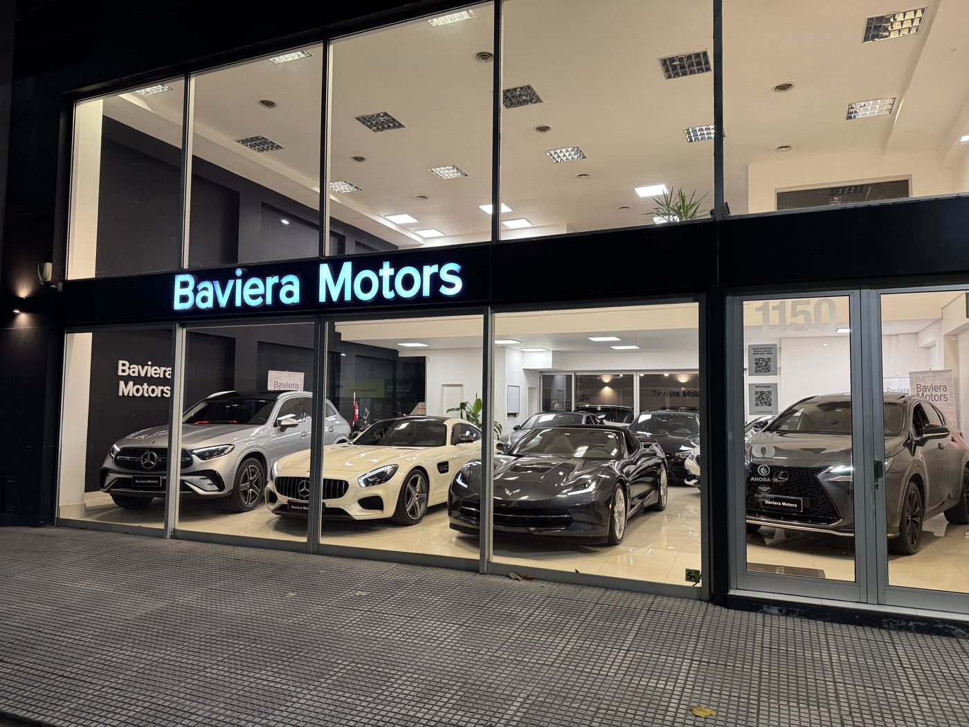 Vidriera de Baviera Motors de noche